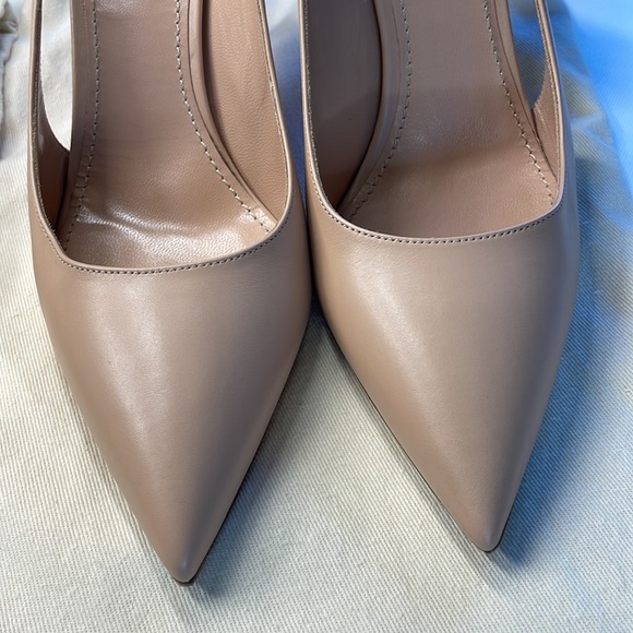 Authentic Louis Vuitton Signature Pump-purchased Spring ‘22, currently Sold Out! - Picture 3 of 17